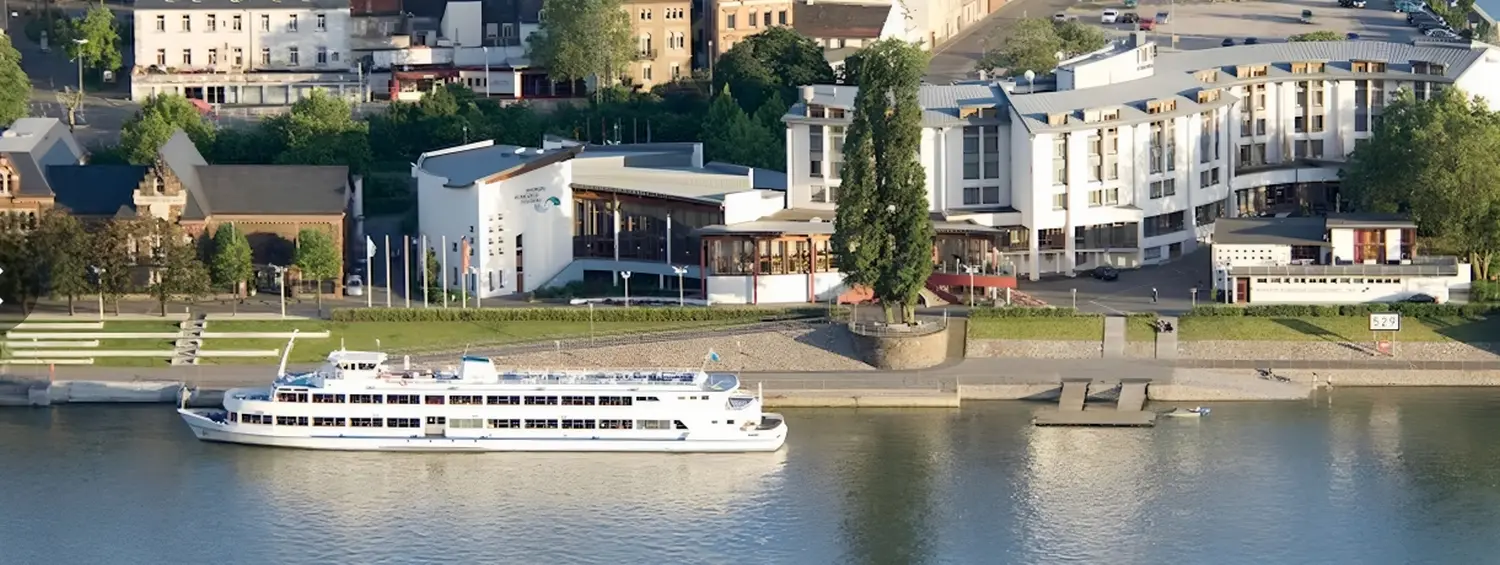 Boot auf dem Meer neben der Stadt